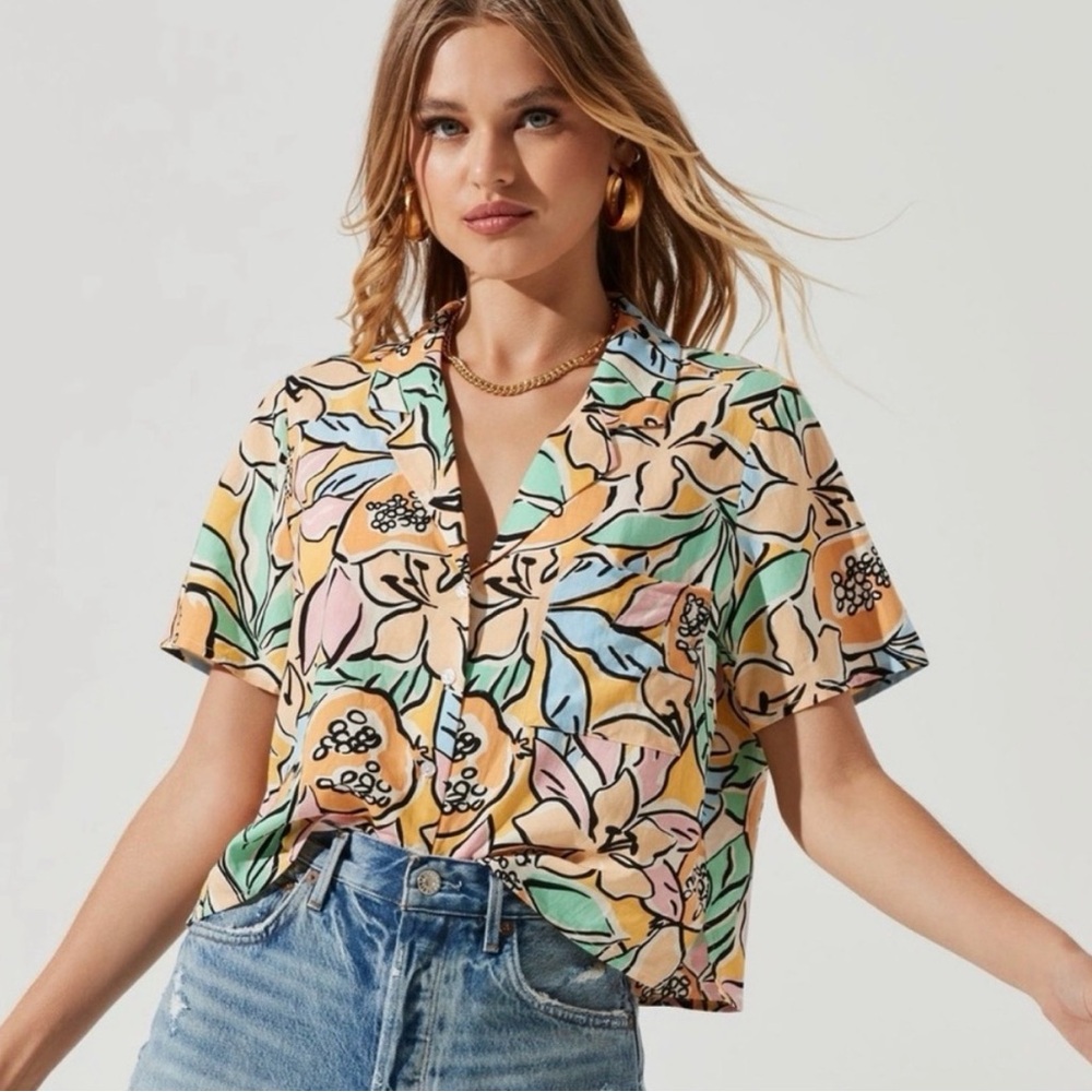 ASTR Tourist Print Short Sleeve Blouse in Tropical Papaya